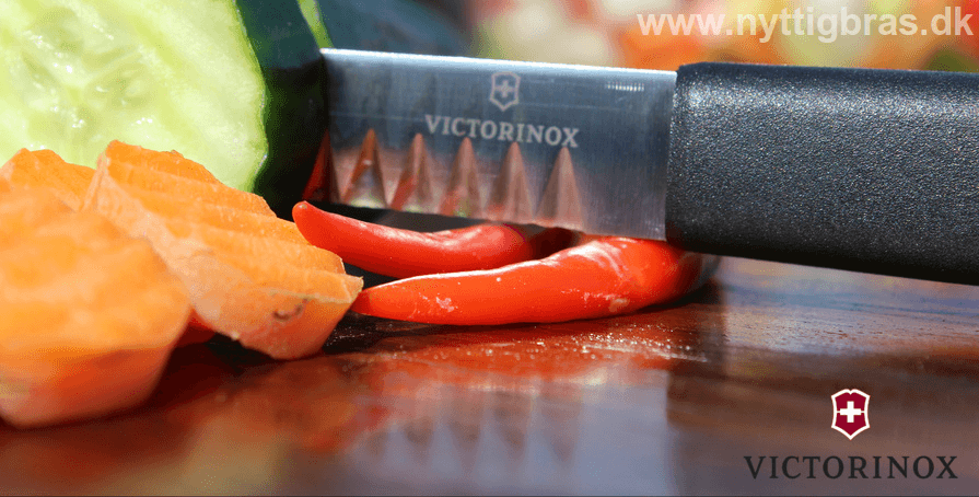 Victorinox Chartreusekniv på Noyer skærebræt - Udskæring af grøntsager