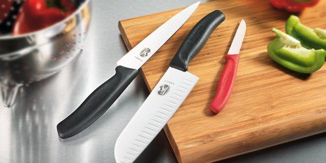 Victorinox Kokkekniv 19 cm på skærebræt