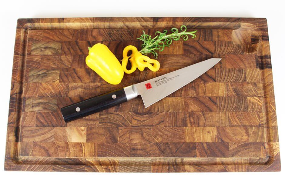 Kasumi Universalkniv på skærebræt med grøntsager