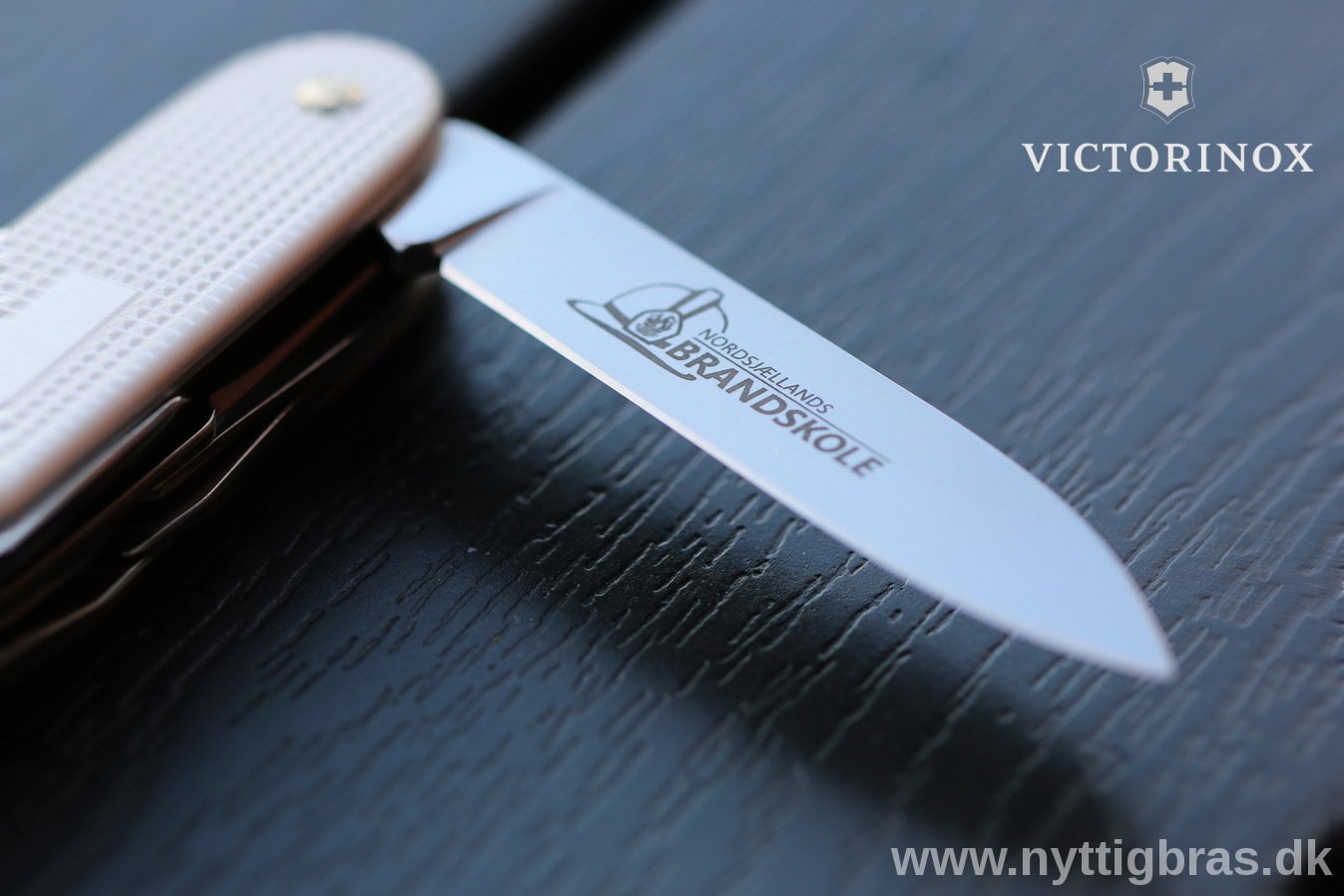 Firmagave i form af en Schweizerkniv med firma logotryk hos Nyttigbras.dk