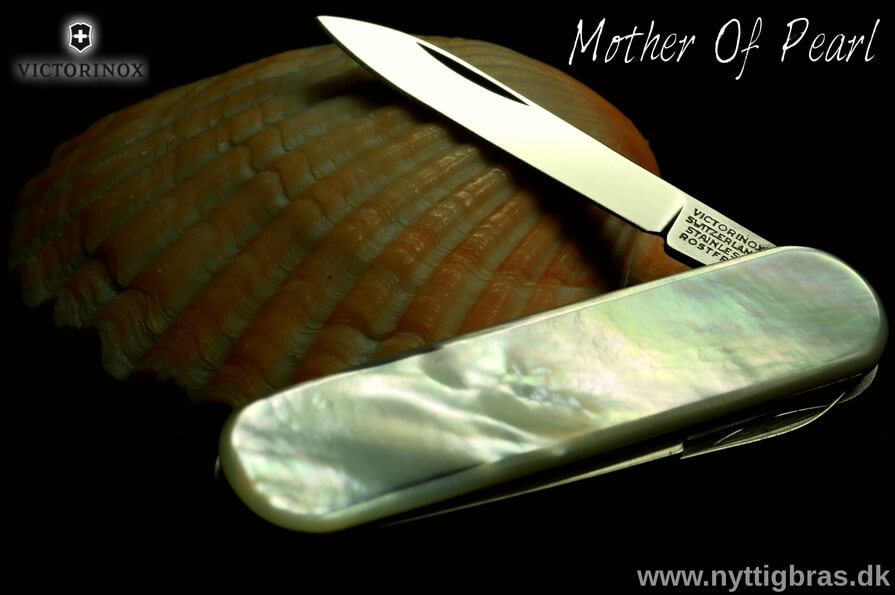 Portræt af Victorinox Foldekniv Classic Mother of Pearl 