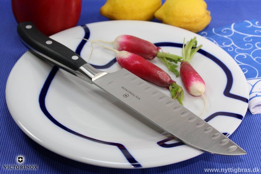 Victorinox Helsmedet Japansk Santoku Kokkekniv med hulslibning på tallerken