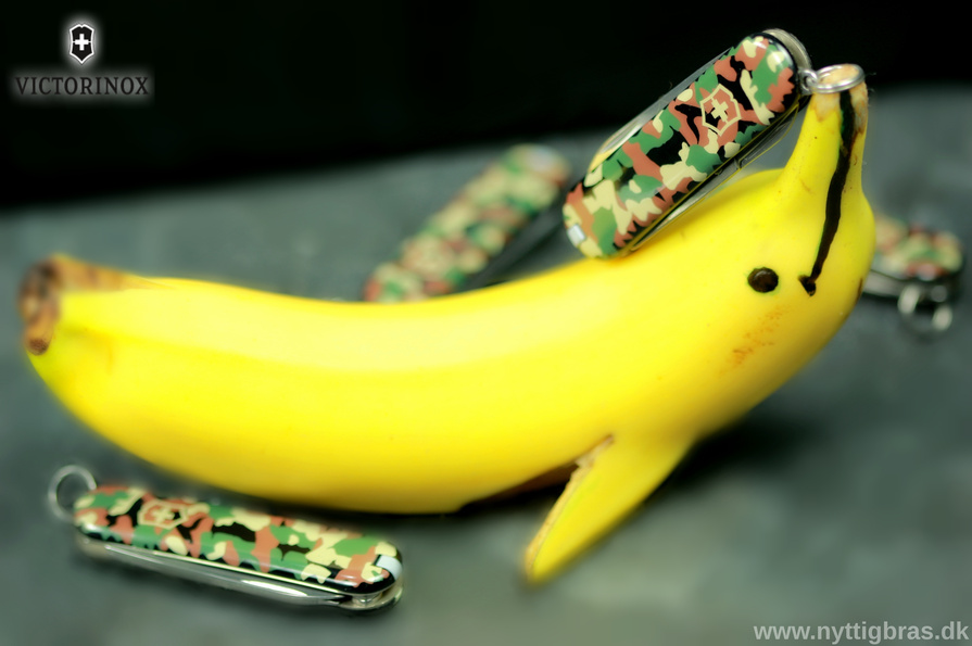 Victorinox Classic SD Camouflage lommeknive med delfin af banan