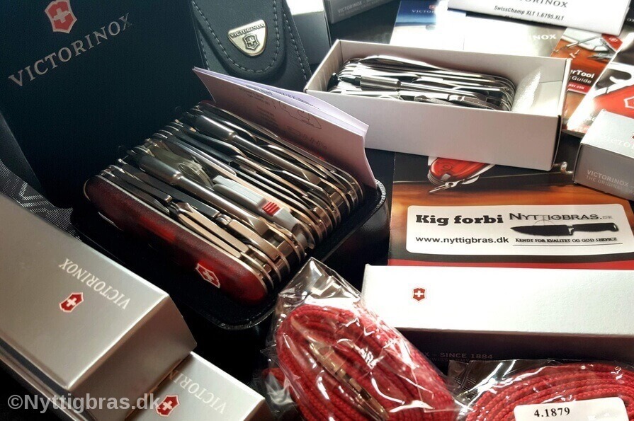 verdens største lommekniv Victorinox SwissChamp XAVT demonstreres på spisebordet